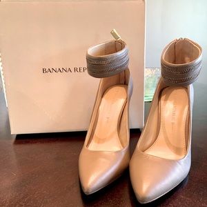 Banana Republic Gayle Pump, Size 7